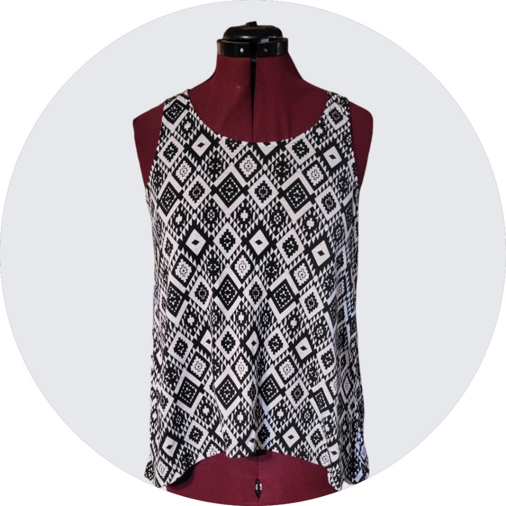 ✨️$3 or 2 for $5✨️No Boundaries, size: Lg/11-13, black & white, geometric design